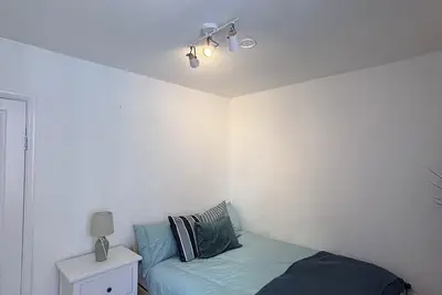 Image de Charming 3-Bedroom Home with Spacious Yard & Modern Amenities\n\n