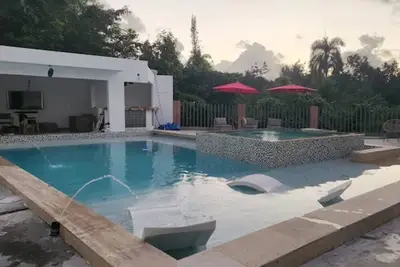 Image de Spacious 7-bedroom House w/ Heated Pool and Pool Table