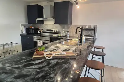 Image de Cozy Stay with modern amenities & 5 min walking distance to shops & eateries