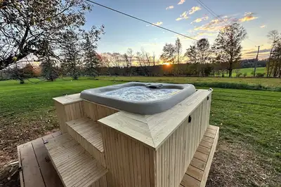 Image de Cottage Guesthouse in the heart of Bethel, with a private Hot Tub!