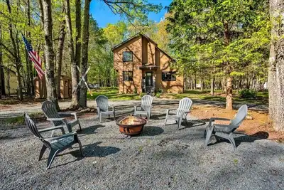 Image de Cozy lake house, great location! Hot tub, fire pit, game room! Dog friendly!