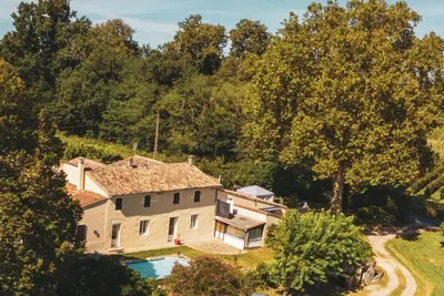 Image de 3 logements avec piscine et jacuzzi privés