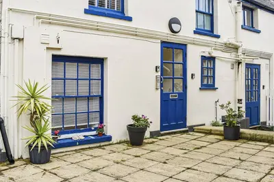 You will adore this holiday home set at the heart of this bustling seaside town.