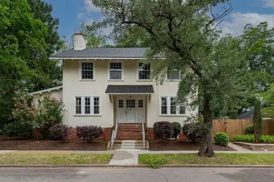 Image de 111) Massive 6 bedroom home in a great neighborhood!