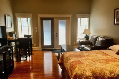 Image de Kootenay Wild Guest Suites - West Arm Suite