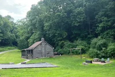 Image de Secluded cabin, with river access