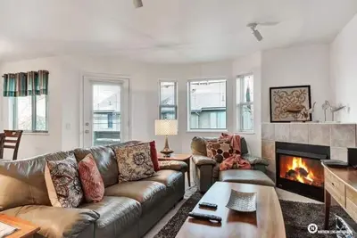 Image de Lakeside Escape in the Heart of Anchorage - 2br/2ba Condo -Views, Garage, Patio