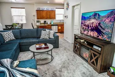 Image de Modern, Spacious 4br Townhome near Forest, Downtown & Grand Canyon + garage & Ac