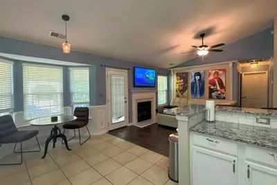 Image de Quiet, Private Charlotte Getaway. Close to Everything!