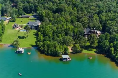 Image de 2 Unique Houses 17 acres Lakefront-15 bedrooms,