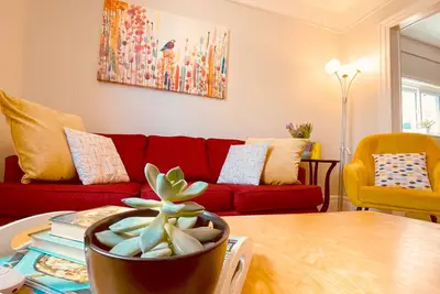 Image de Happy House - perfect for family gatherings | Free Parking | Downtown