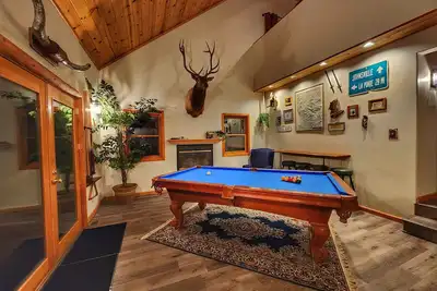 Image de Sleeps10•Dogs•HotTub•PoolTable•FirePit•Poker•Vibes