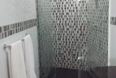 Image de Modern and bright family-friendly 1br apartment steps to the beach!