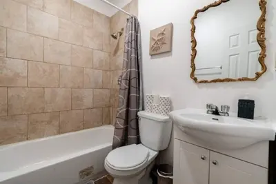 Image de Cozy 3-bedroom apartment in charming Montréal St. Denis