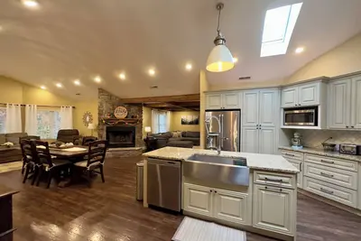 Image de Creekside Home, One level, Hot Tub, Central Location!