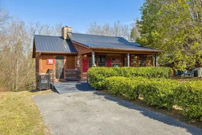 Image de Lovey Bear - A Cozy Dog-Friendly Cabin with Hot Tub, Fireplace – Across from Soaky Mountain