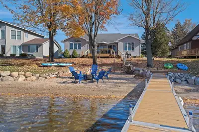 Image de Spacious, newly furnished 4-bedroom beachfront house in Canadian Lakes