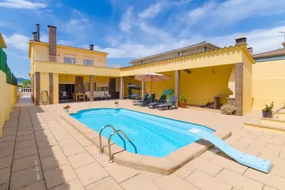 Image de Oasis avec piscine à proximité du lac & Musée Dali