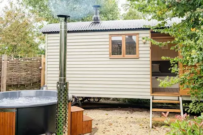 Cosy dog friendly shepherd's hut in the Cotswolds with hot tub - The Hideaway