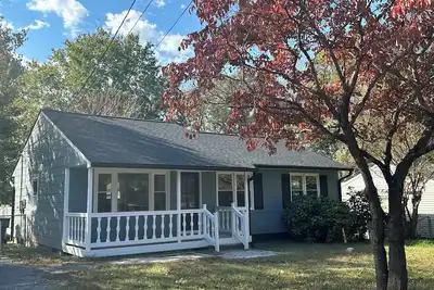 Image de Luxury 100% remodeled Must See! Quartz, fenced yard, large back deck &much more!