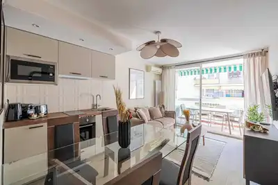 Image de Escapade ensoleillée avec balcon et clim à Antibes