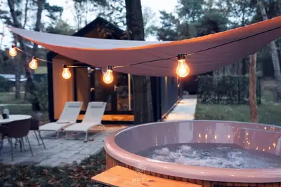 Image de Wellness Lodge with hot tub in the woods on the Sallandse Heuvelrug