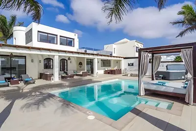 Image de Luxury Villa with Private Pool and Stunning Views in Playa Blanca, Lanzarote