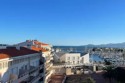 Image de Appartement T3 au Port de Saint-Cyprien avec Terrasse et Climatisation