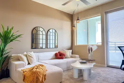 Image de Stylish Getaway W/Pool&Gym+Parking 10 Min to Cedar