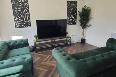 Image de Welcome to our centrally-located 4-bedroom detached new build home in Stafford