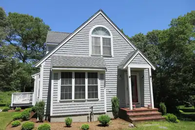 Image de Cozy Cape House Retreat by the Lake offering 3 Bedrooms and 2 1/2 bathrooms.