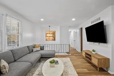 Image de Modern and Accessible 5 Bedroom Home in Cranberry, Pittsburgh with a Game Room