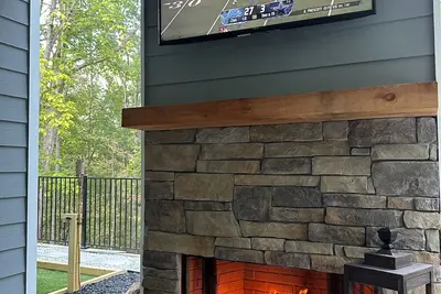 Image de Fall Getaway! Our 'Hideaway Home' is a charming 3br/2ba in Lake Arrowhead, Ga.