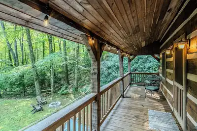 Image de Charming and Secluded 2-bedroom Log Cabin in Fleetwood with Hot Tub & Wifi