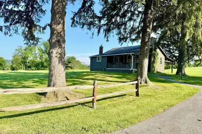 Image de Cozy 2-bedroom cabin on 10 acres in the Hudson Valley wine region