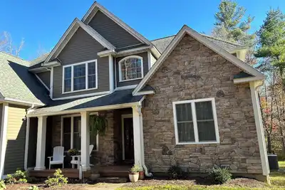 Image de Spacious 5-bedroom house in lake community, fireplace, hot tub, washer/dryer