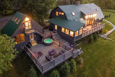 Image de Charming 9br / 8. 5 bath, Sleeps 19, WiFi, Fitness Room w/ Beautiful Views!