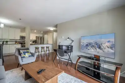 Image de Luxury Top Floor 2 Bedroom Condo