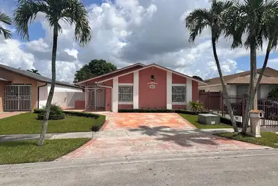Image de Splendid and Spacious Pool Home