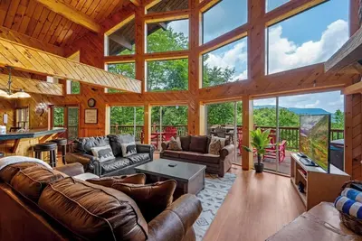 Image de Stunning views! Huge game room, vaulted ceilings, big bedrooms, & great parking!