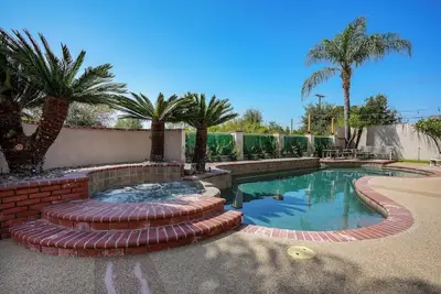 Image de Family Friendly Beautiful Decorated Pool Home