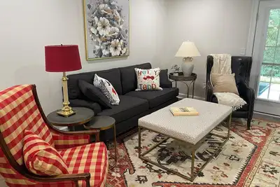 Image de Walk to the Vaught. Charming 2-bedroom condo.