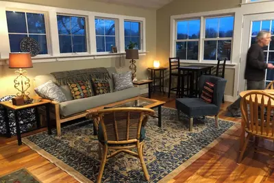 Image de Charming 1-bedroom cottage walkable to town, bike path; a short drive to beaches