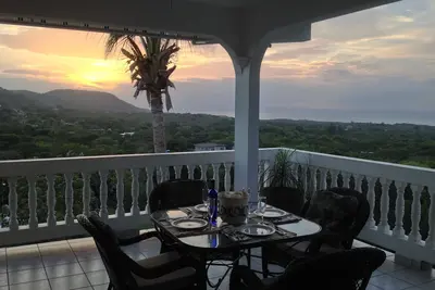 Image de Escape from it all to stunning ocean views and pool with this top floor condo!