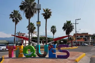 Image de Single house in front of the lake