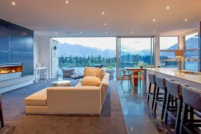 Image de Central Queenstown with spa and lake views