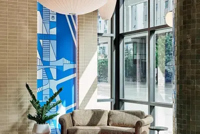 Image de Charming 3-bed luxury condo with lake and city view, gym, pool in downtown area