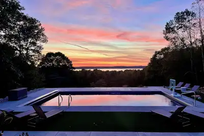 Image de Midnight Lodge at Torch Lake - Pool, Hot Tub, Pickleball, & Sunsets