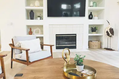 Image de Newly Renovated 3 Bedroom 2 Bath Spacious Modern House in Ne Fresno