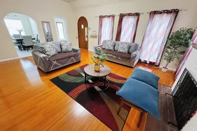 Image de Elegant 4 Bd\/3 Ba \/ 3 parking \/Self Chk